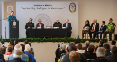 Reconoce David de la Peña labor social de 4 Santiaguenses